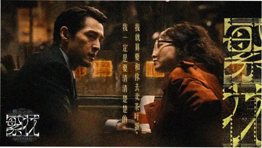 玻璃花房营地内部夜间灯串与折叠桌椅的露营布置