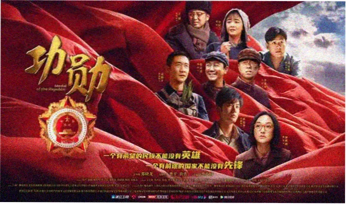 清晨玻璃花房外壁凝结水珠与露营地草坪